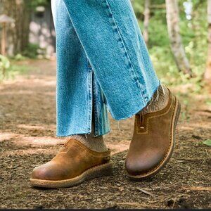 NEW Born Seana Glazed Ginger Distressed clogs